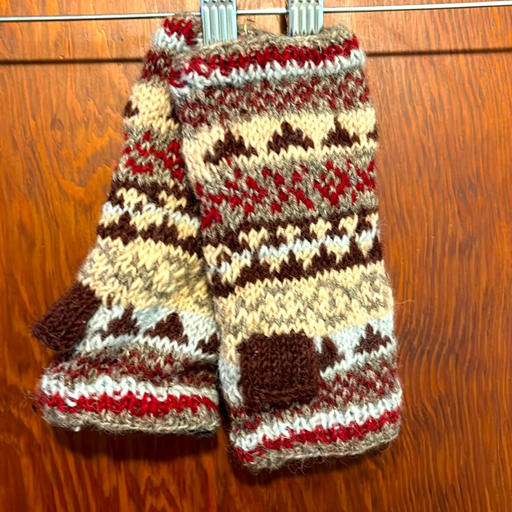Women’s hand made wool thump mitts.
